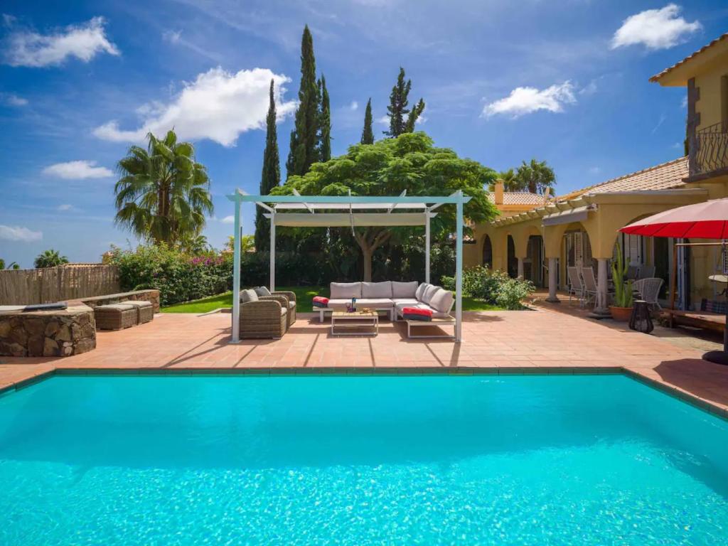 圣巴托洛梅Villa Linda的一座带房子的庭院内的游泳池