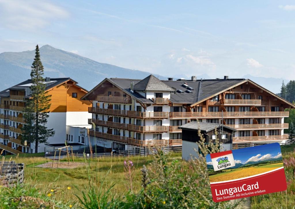 卡奇山口Das Alpenhaus Katschberg 1640 inkl Lungau Card的山间酒店,前沿有标志