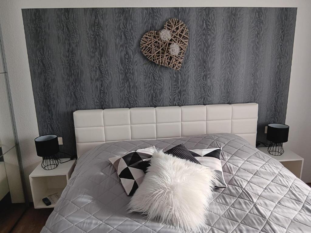 FreudentalFerienwohnung Hofmann的卧室配有带白色棉被和枕头的床