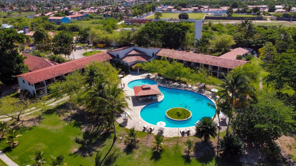 圣米格尔-杜斯米拉格里斯Angá Beach Hotel的享有带游泳池的度假村的空中景致