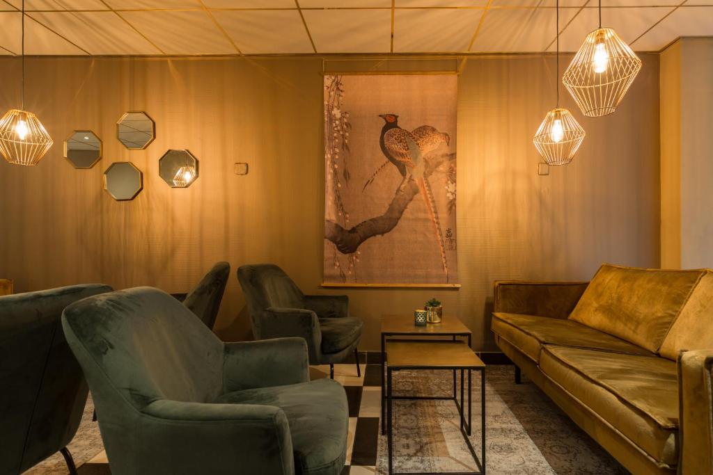 阿姆斯特丹阿姆斯特丹新西酒店的客厅配有沙发和椅子