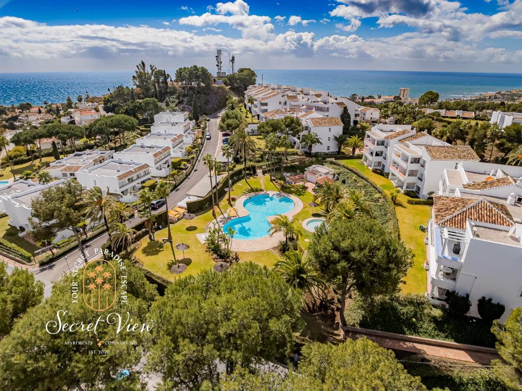 卡拉德米哈斯Secret View Riviera Miraflores的享有带游泳池的度假村的空中景致