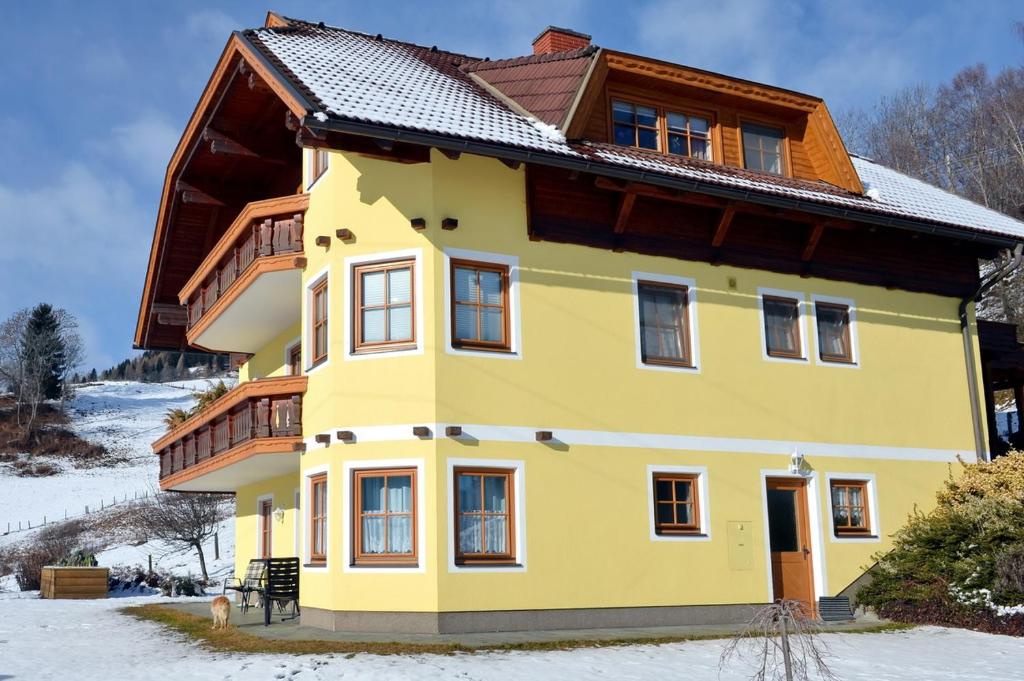 费尔德基兴Haus Sonnenschein的棕色屋顶的黄色房子