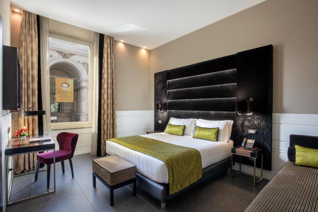 罗马The Glam的酒店客房带一张大床和一把椅子