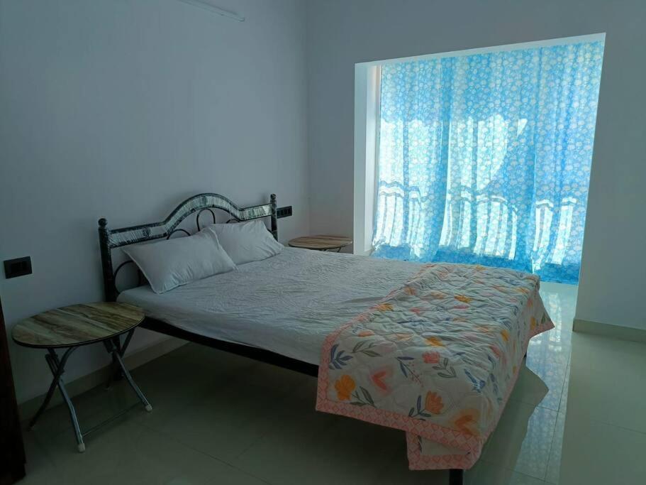 波戈马洛Zanita Heights Seaview Apt的一间卧室设有一张床和一个窗口