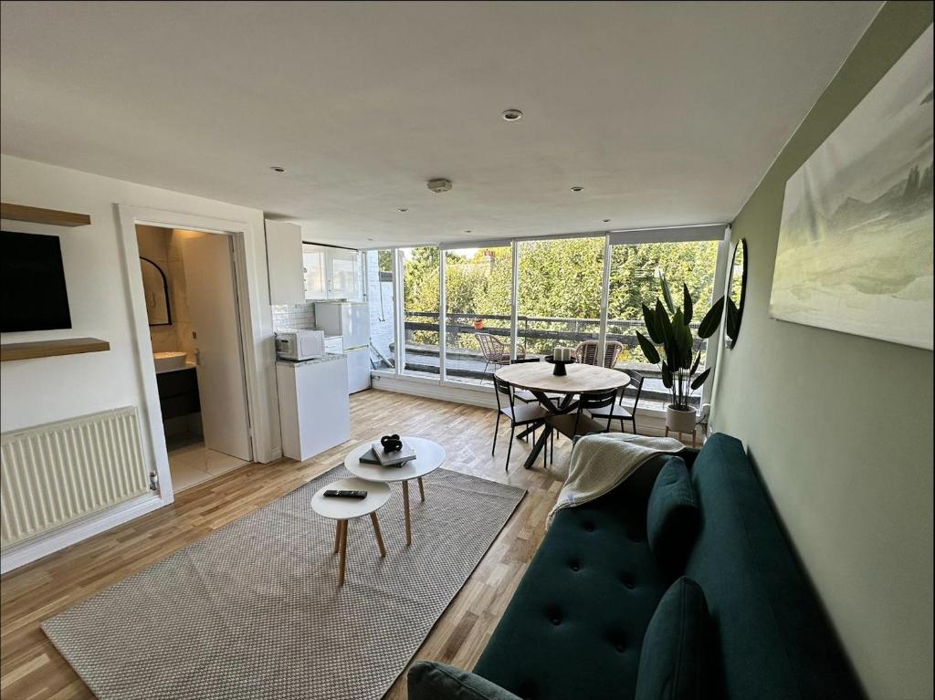 伦敦Primrose Hill Apartment with Balcony的客厅配有沙发和桌子