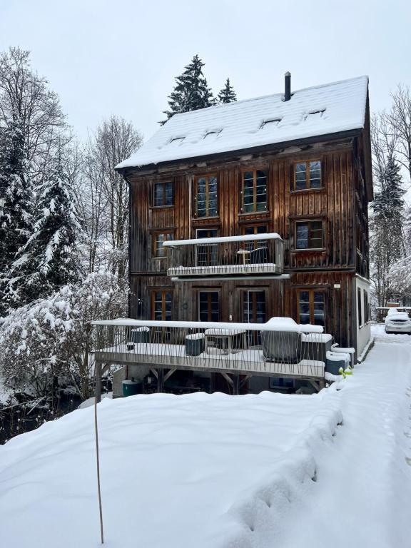圣加仑Alpen Oase Natur的雪地小木屋,带长凳