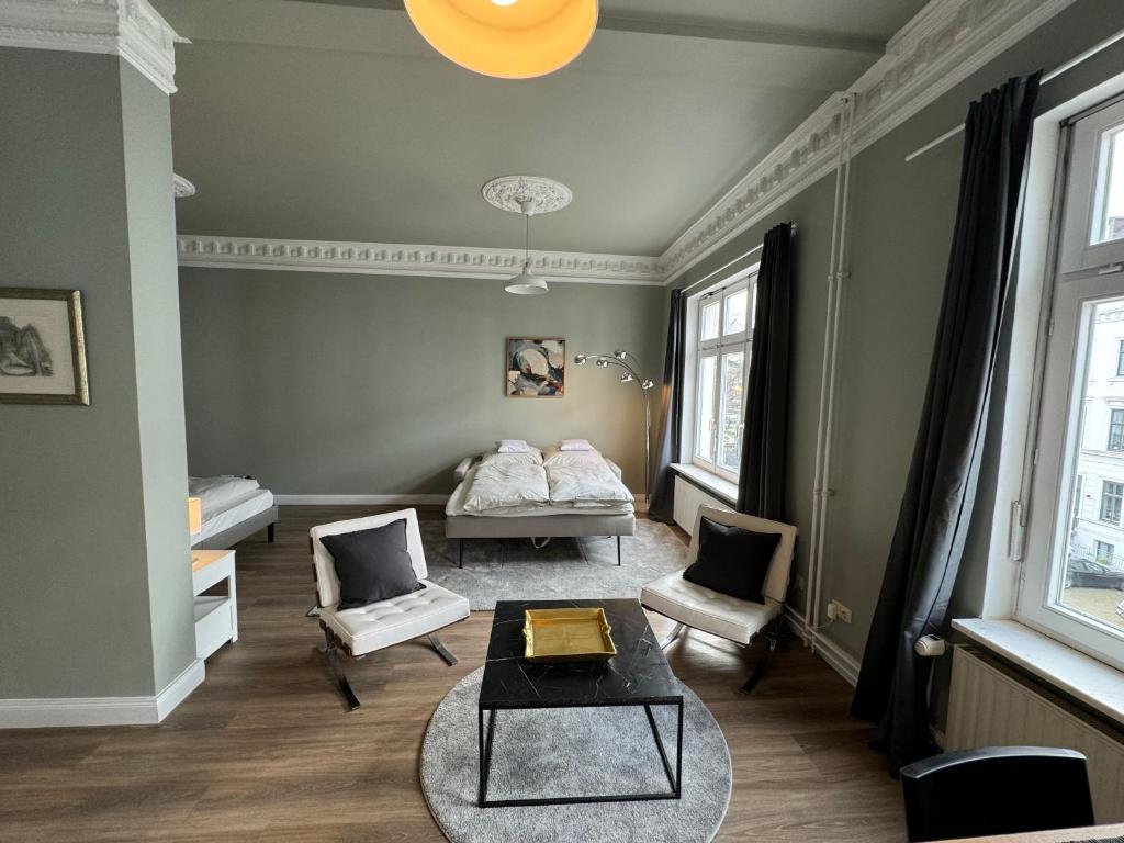 汉堡Art Apartments的客厅配有床和桌子