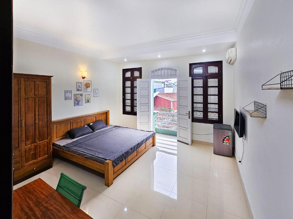 河内Hanoi Delight House的一间卧室配有一张床和一台电视。