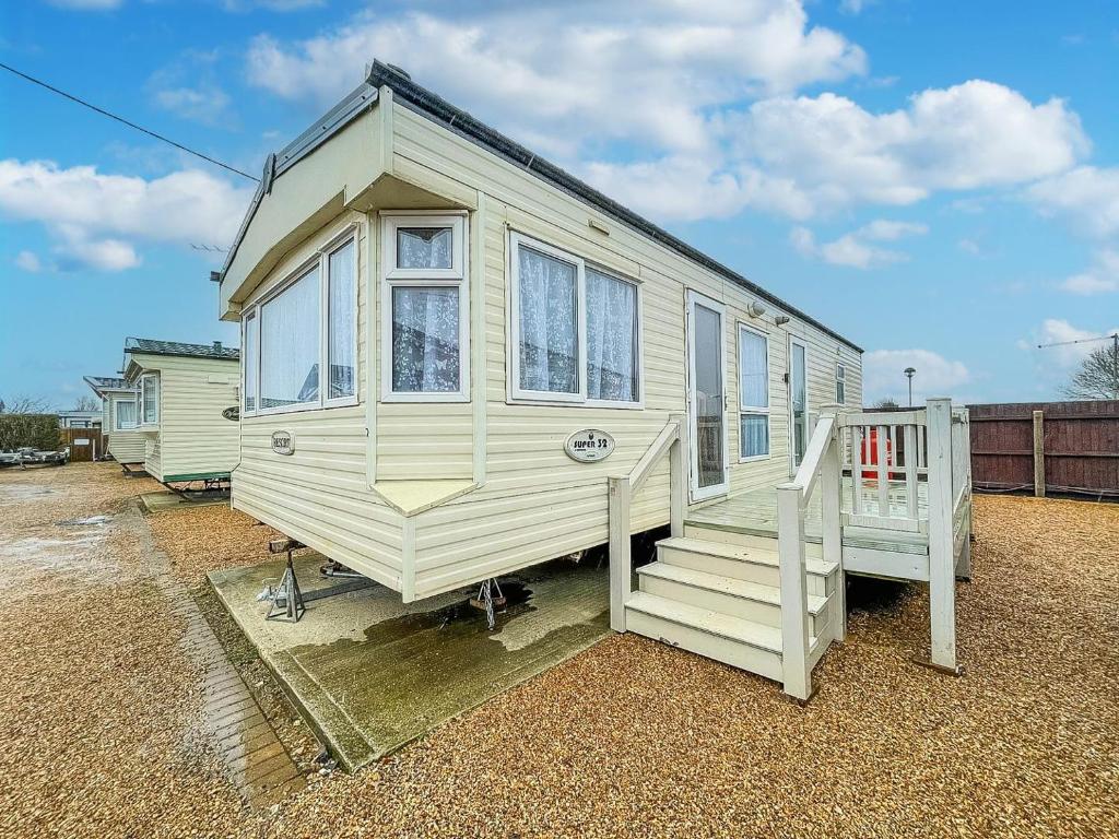 亨斯坦顿Superb Dog Friendly Caravan With Decking In Hunstanton In Norfolk Ref 13010l的坐在很多上面的小房子