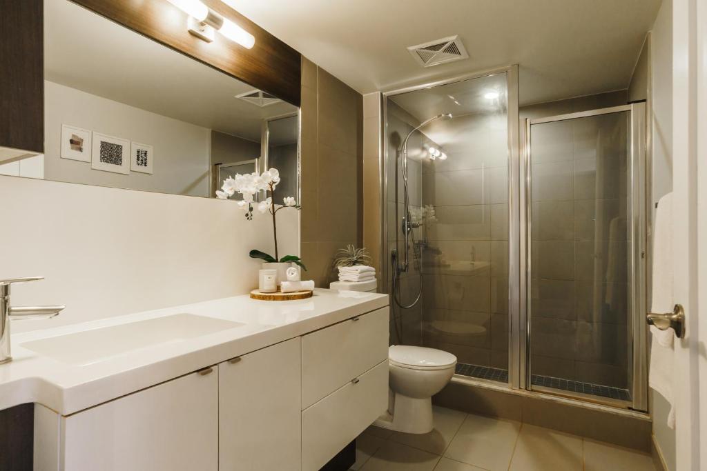 多伦多Jarvis Inn的带淋浴和卫生间的白色浴室