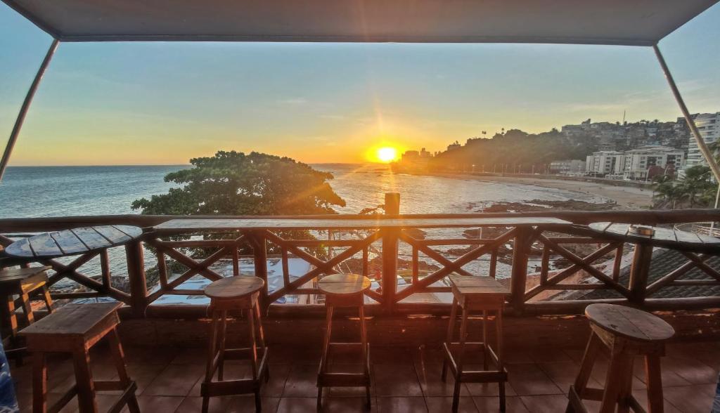 萨尔瓦多Hostel Recanto da Sereia的享有日落海滩美景的阳台