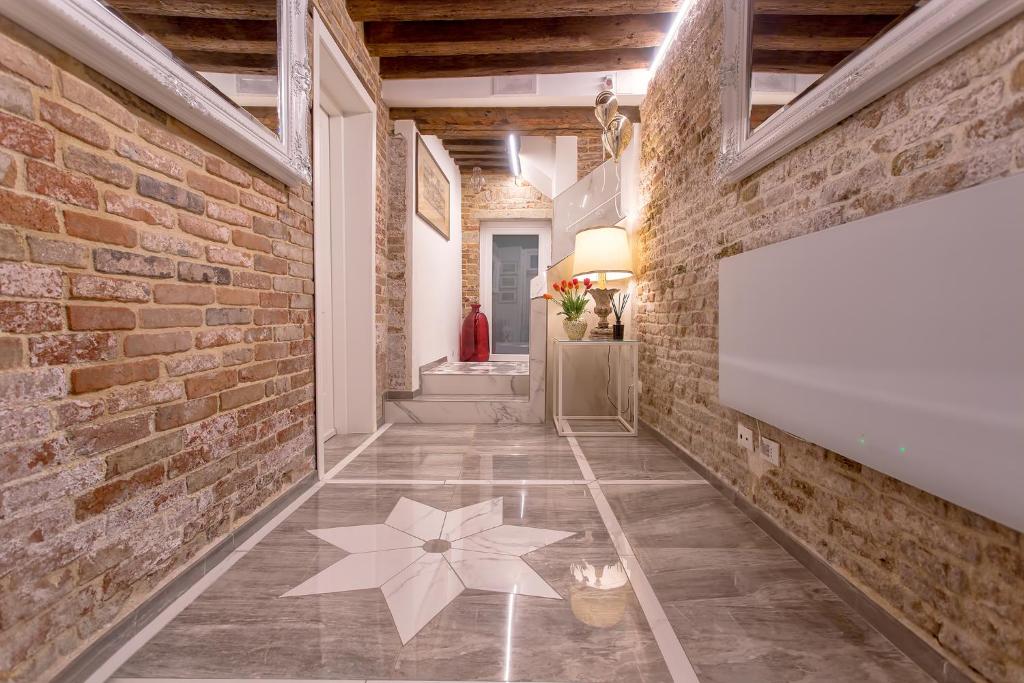 威尼斯CàPatron的走廊上设有砖墙和地板上的标志