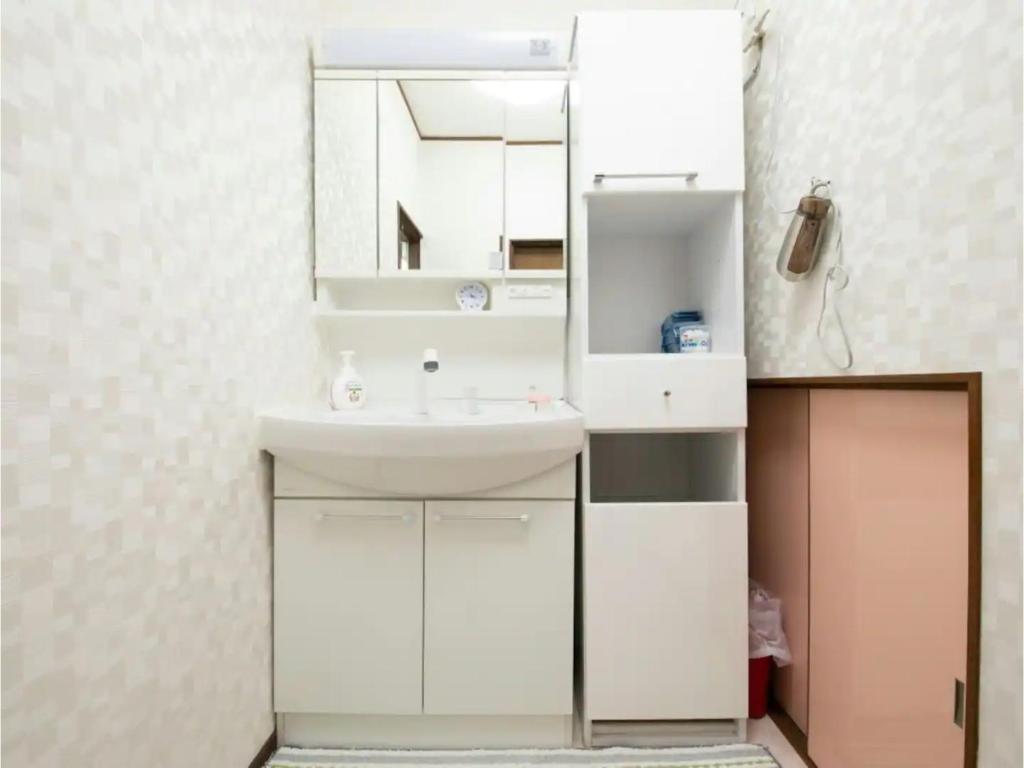 泉大津市Minpaku Yamamoto - Vacation STAY 13870的浴室设有白色水槽和镜子