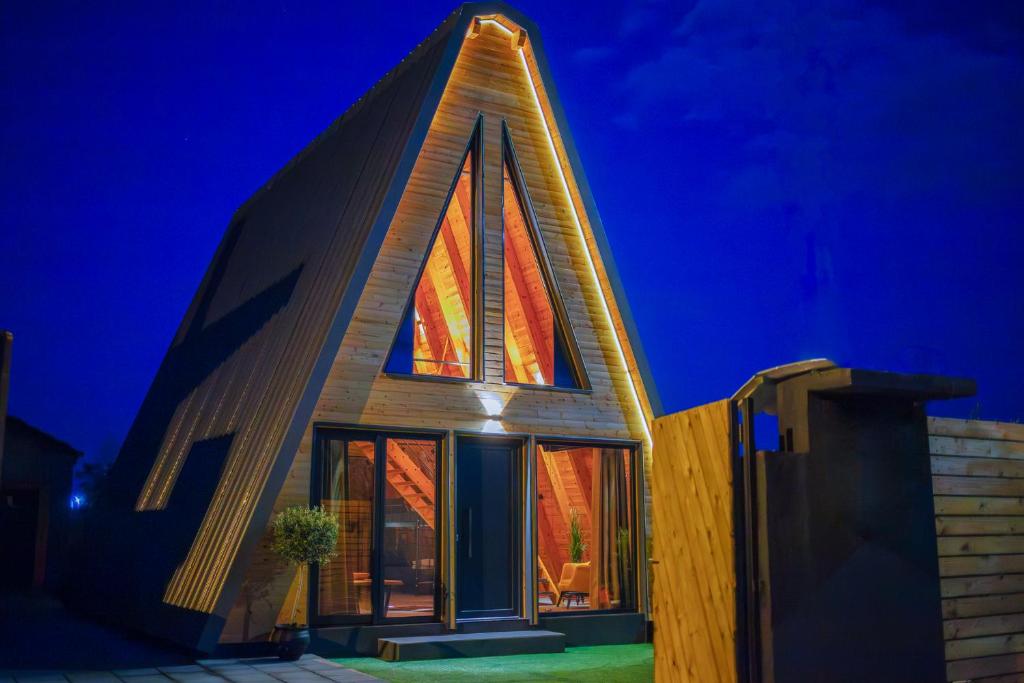 兹拉马TO SPITI MOU的一座带大窗户的三角形屋顶房屋
