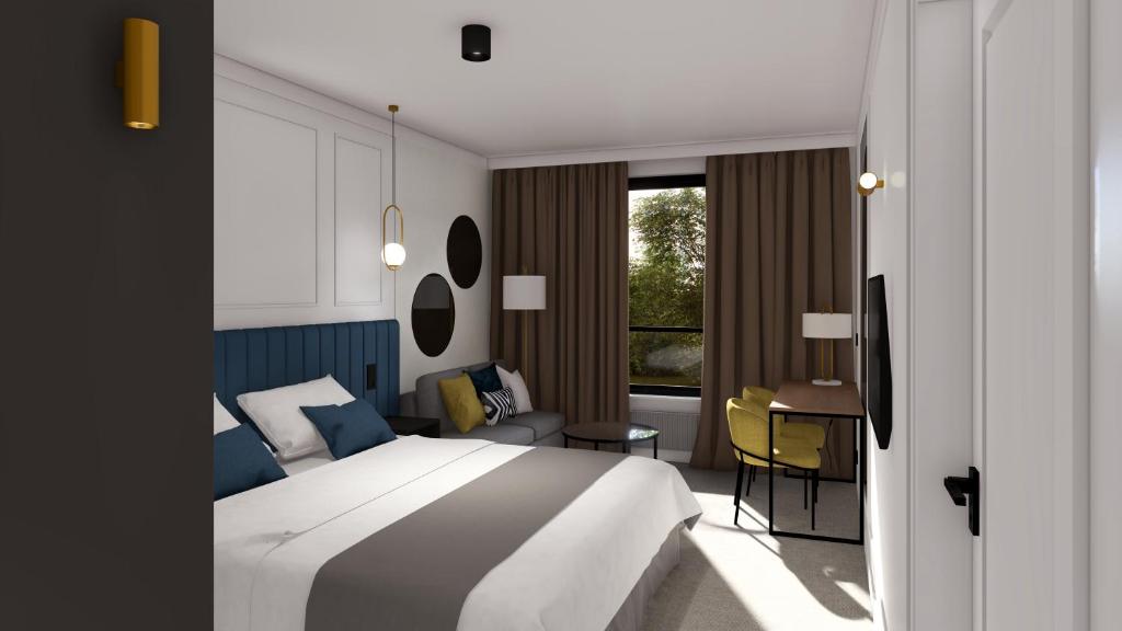 比亚韦斯托克Apartamenty Branicka的酒店客房设有一张大床和一张书桌。