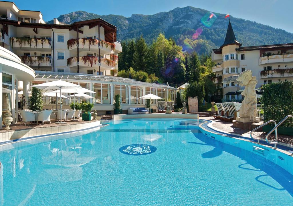 阿亨基希Posthotel Achenkirch Resort and Spa - Adults Only的酒店前方的大型游泳池