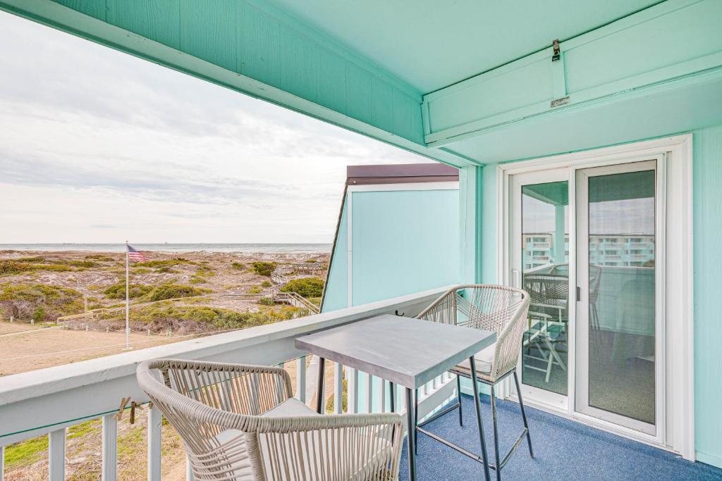 大西洋滩Chic Condo with Ocean Views and Pool - Walk to Beach!的海景阳台上的桌椅