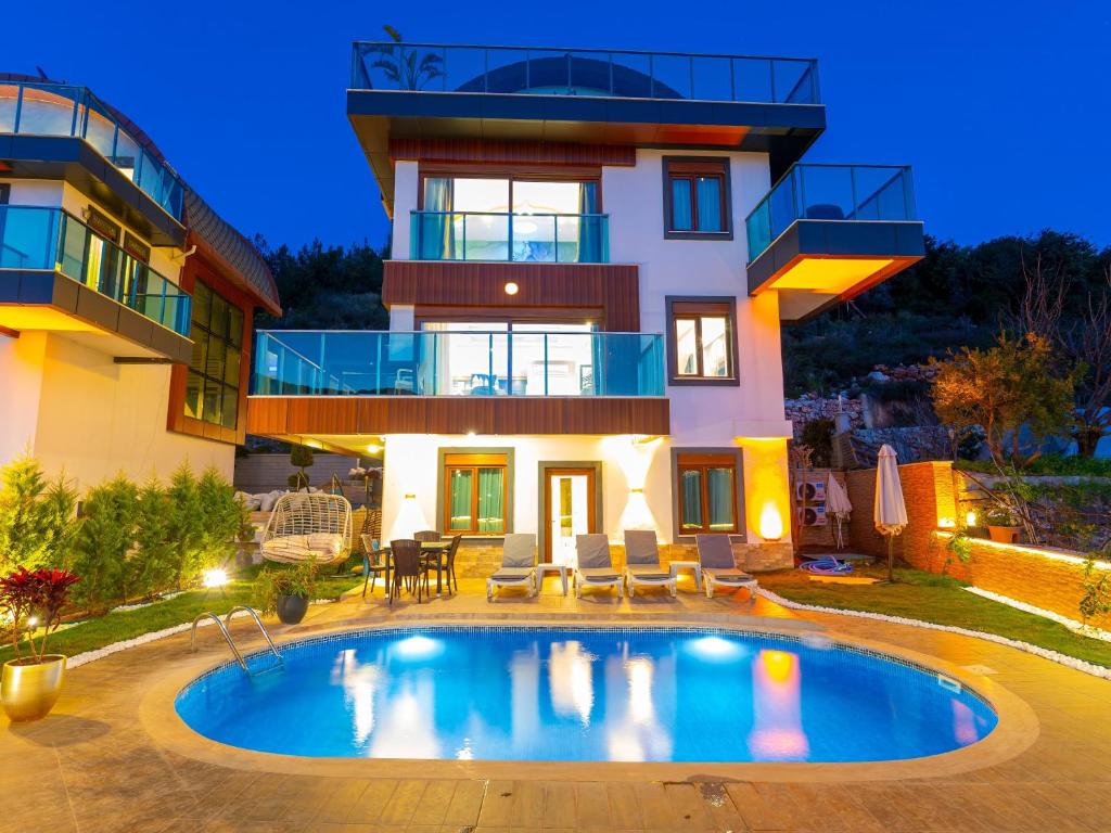 阿拉尼亚Alanya Luxury Villas的别墅前设有游泳池