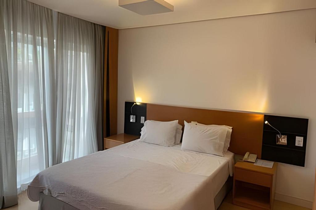 圣保罗Get a Flat 701 - Ibirapuera -Jardins的一间卧室设有一张大床和一个窗户。