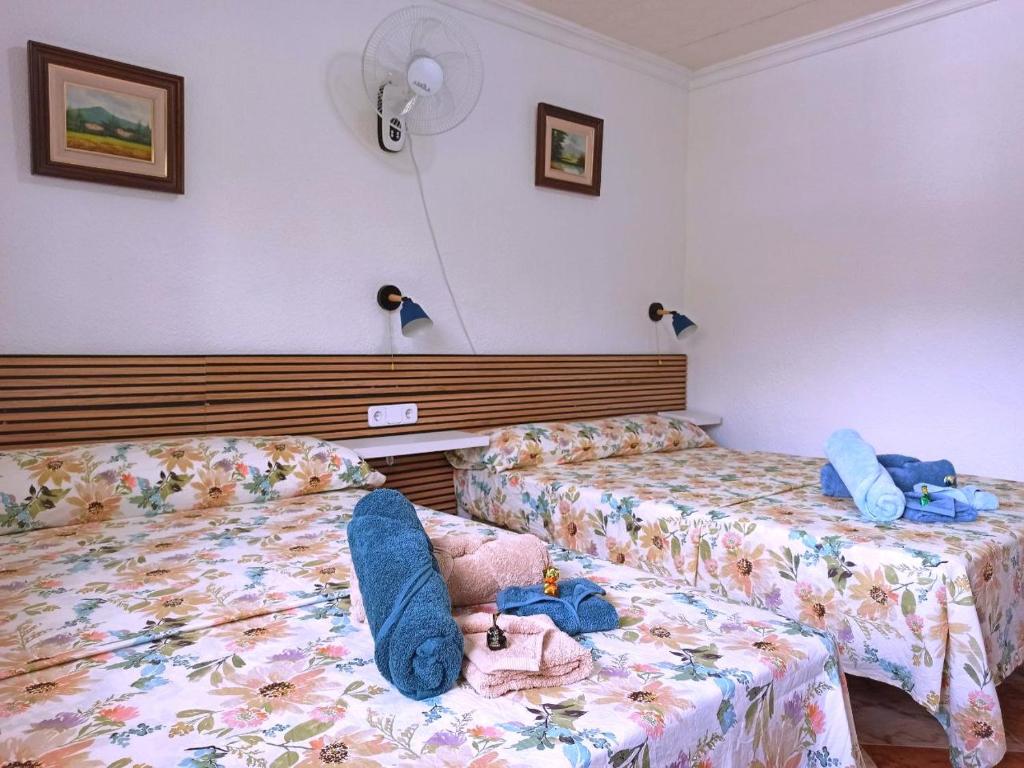 塞维利亚El Azahar的酒店客房,配有两张带毛巾的床
