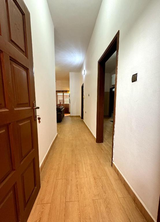 波多诺伏SECRET D'OFÈ的空的走廊,设有开放式门和木地板