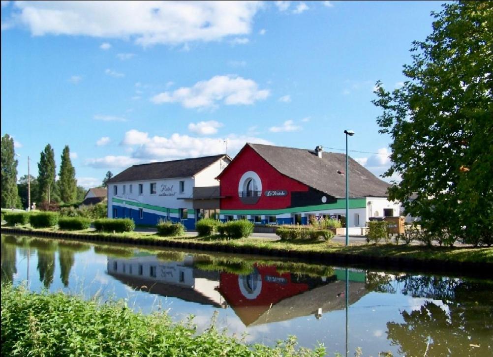 Pierrefitte-sur-LoireAuberge La Péniche的河边的红白色建筑