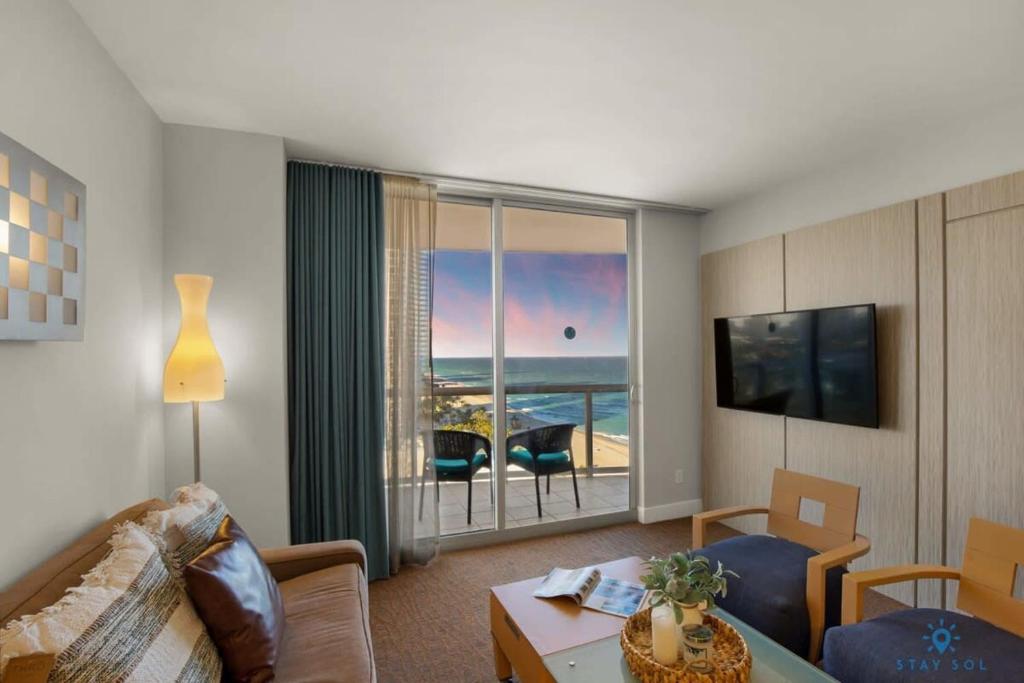 阿文图纳New Sunny Isles Retreat: Oceanview Comfort的海景客厅