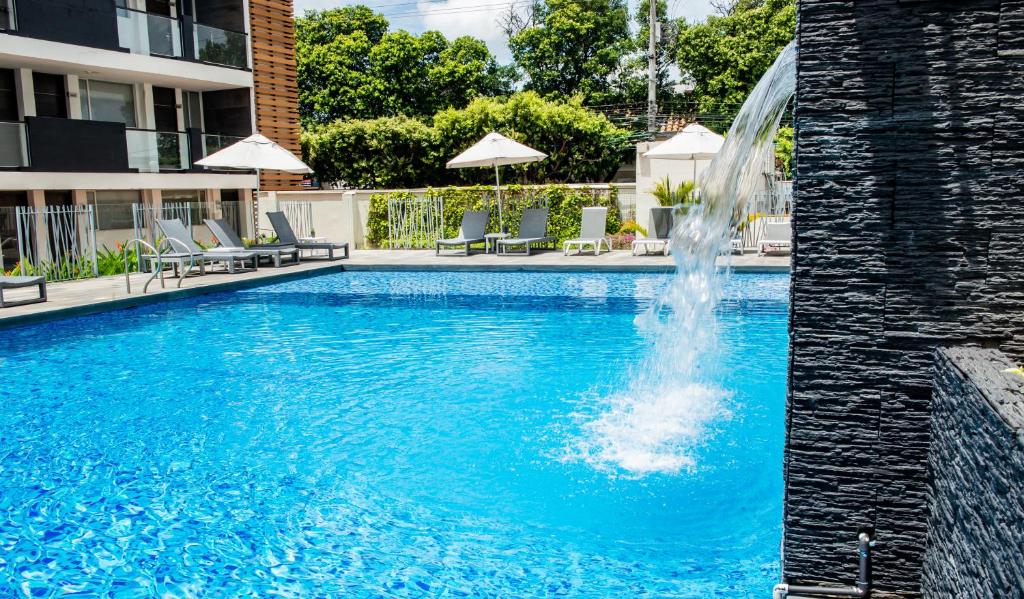 库库塔库库塔卡萨布兰卡酒店的一座带瀑布的游泳池
