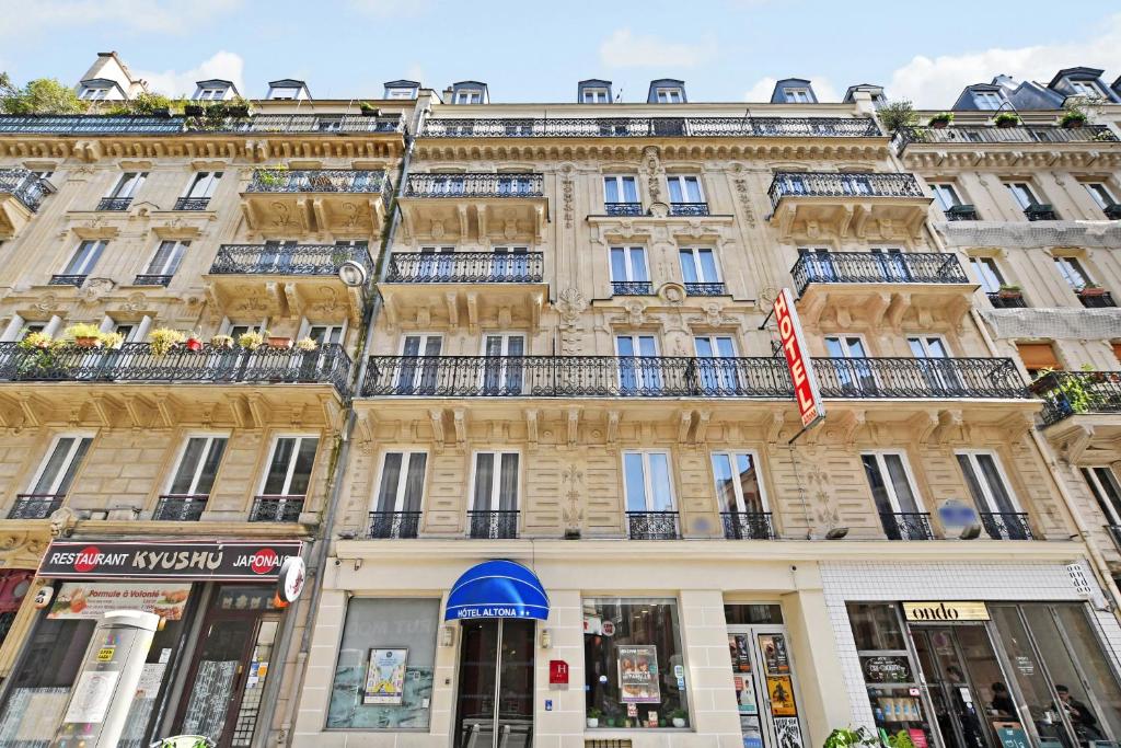 巴黎阿尔通纳酒店的一座带阳台的大建筑