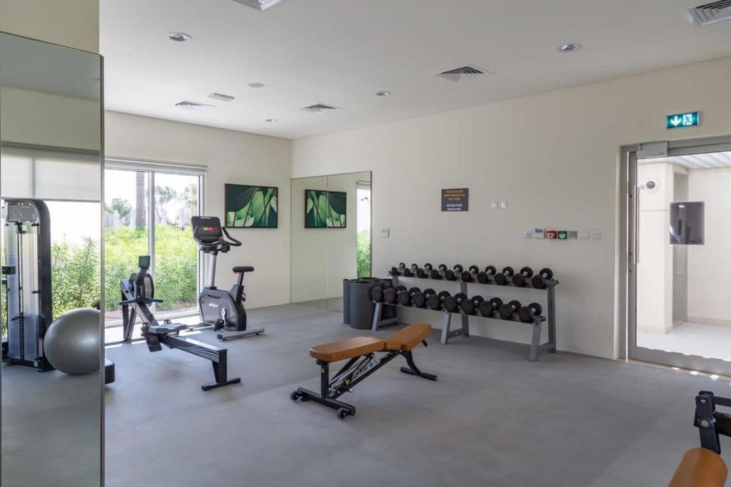 迪拜Frank Porter - Urbana II的一间健身房,里面设有数个健身器材