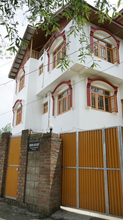 RājbāghGreen Resort的一座带橙色门和车库的房子