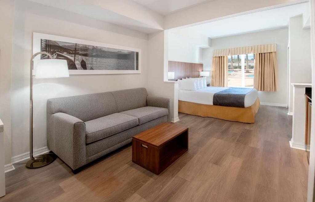 奥兰多环球影城蓬特套房酒店的酒店客房,配有床和沙发