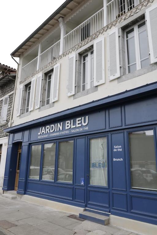 圣吉隆Jardin Bleu - Chambres d'hôtes的楼边的jordan bilzu商店