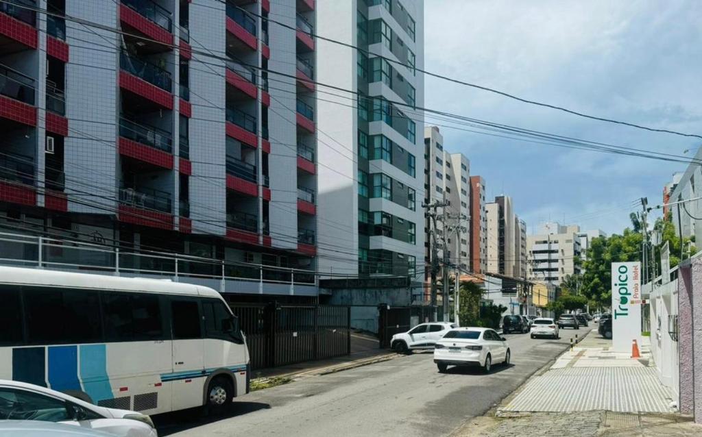 马塞约Confortavél quarto e sala com Manobrista, Wi-fi, Tv Smart - Apto 208的一条有汽车和白车的城市街道