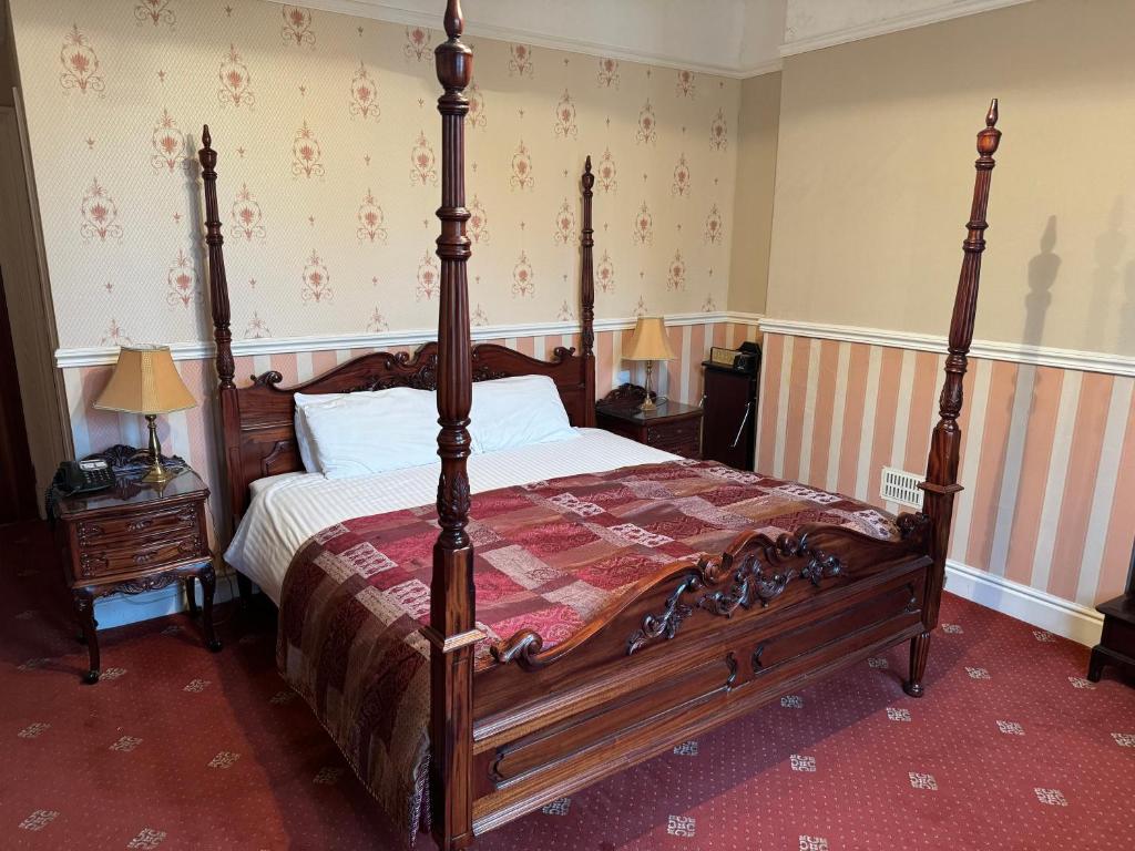 巴罗弗内斯The Chetwynde的一间卧室配有一张大木床。