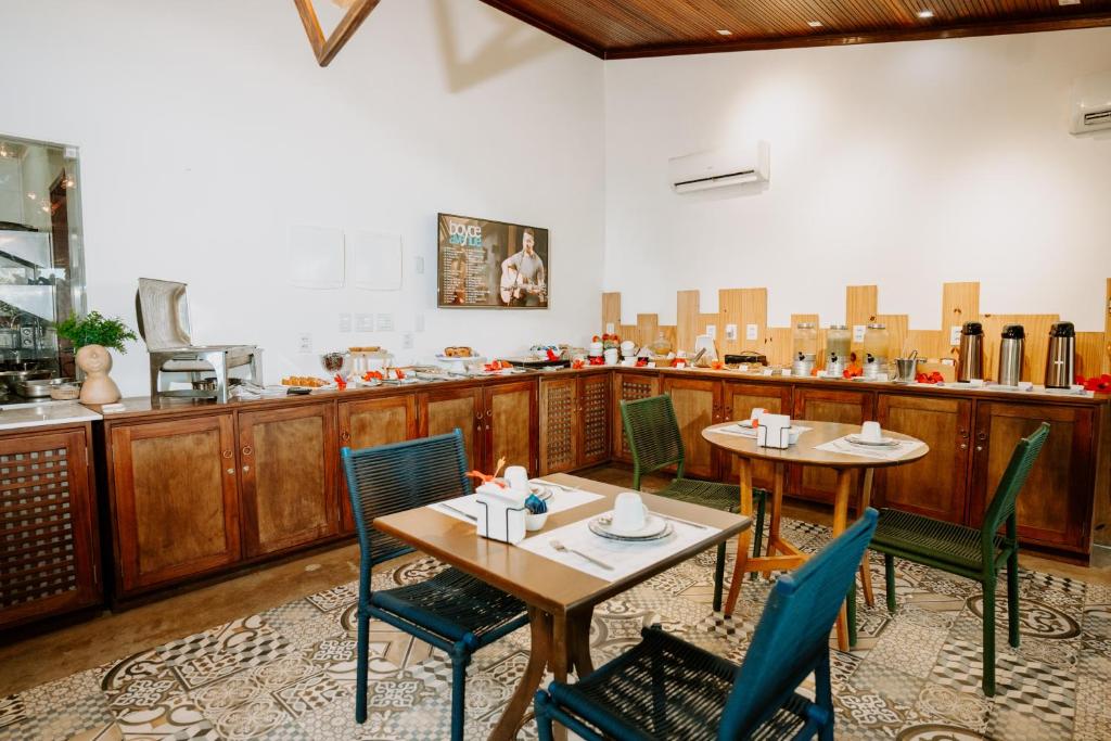 费尔南多 - 迪诺罗尼亚Pousada Luar da Ilha的一间在房间带两张桌子和椅子的餐厅