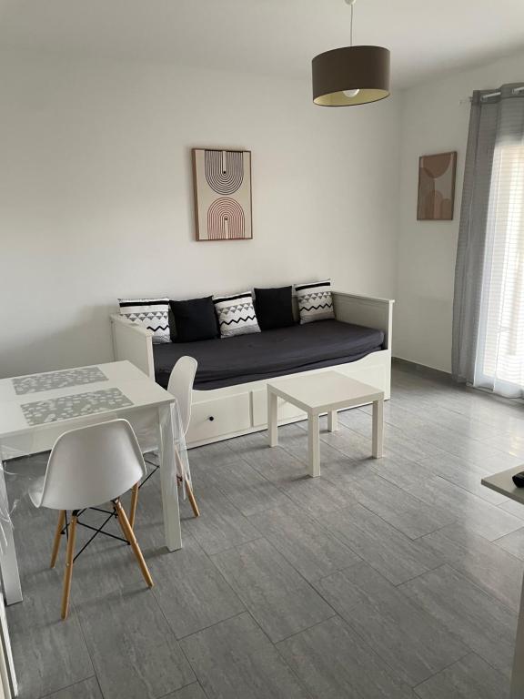 卡瓦永Appartement t2 avec terrasse et cour的客厅配有沙发和桌子