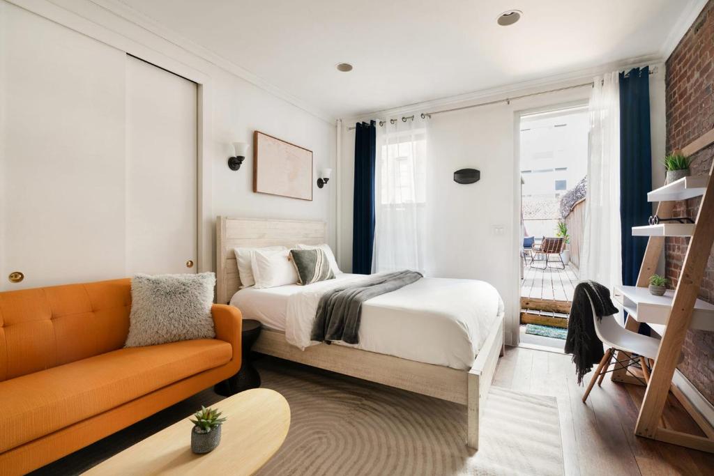 纽约24-4 New Private Terrace W D Apt Prime Gramercy的一间卧室配有一张床和一张沙发