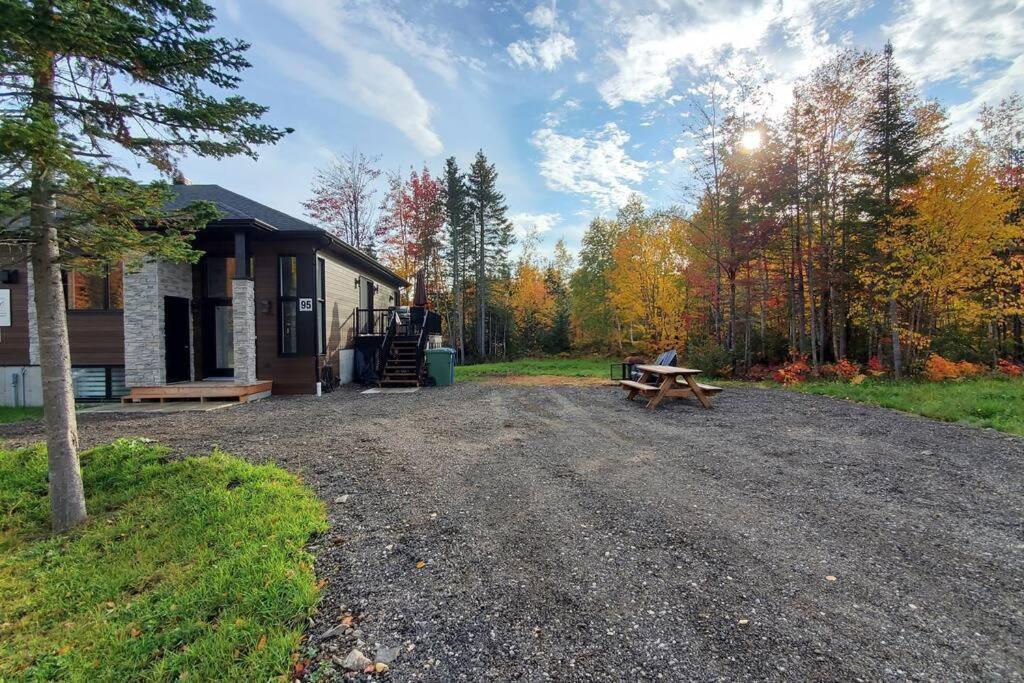 圣弗朗索瓦小河Cottage Quebec - La Nepheline的小屋设有野餐桌和野餐长凳