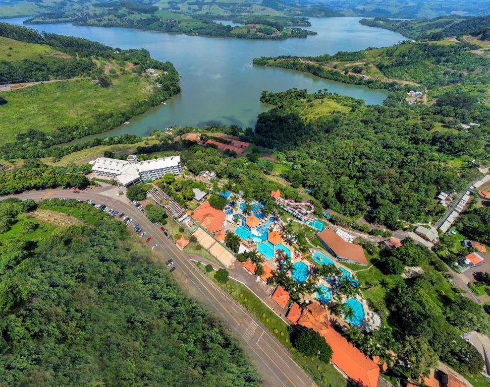 伊塔Itá Thermas Resort e Spa的享有度假胜地的空中湖景