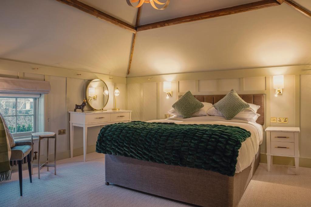 BuckinghamshireChris Wheeler at The Crown Inn的一间卧室配有一张带绿毯的大床