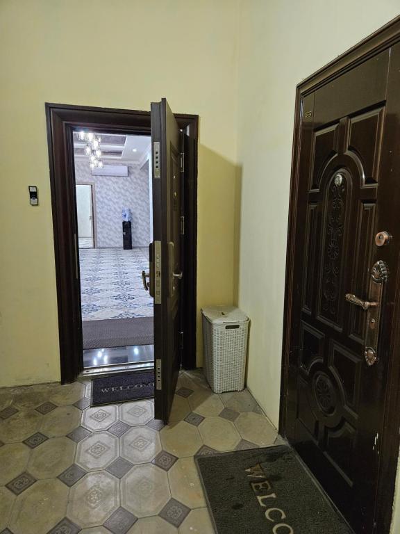 撒马尔罕Apartment BONUSHKA的门在有 ⁇ 的房间里