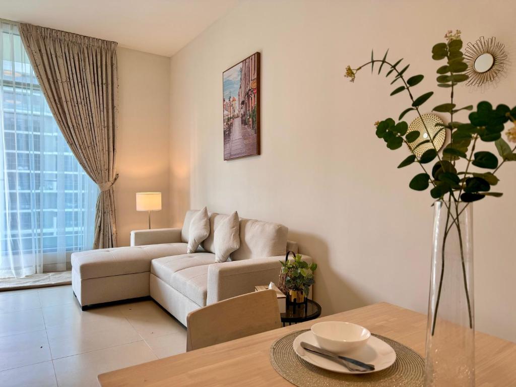 迪拜CityVibesDxb的客厅配有沙发和桌子