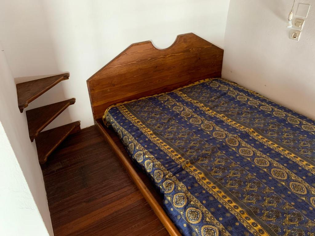 帕特莫斯Σπιτι Χωρα Πατμου的一间卧室配有一张带木制床头板的床