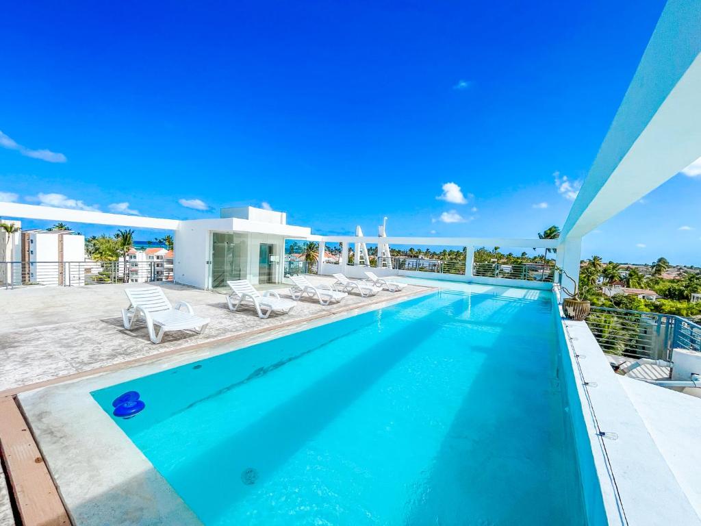 蓬塔卡纳DUCASSI SUITE Sol Karibe SUITES STUDIOS TROPICANA Rooftop POOL WiFi Beach & SPA的屋顶上的游泳池
