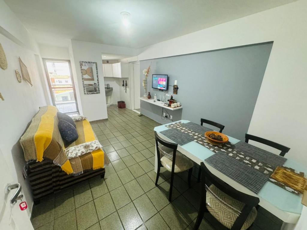 马塞约Confortável quarto e sala com Manobrista, Wi-fi, Tv Smart - Apto 208的一间卧室配有一张床、一张桌子和一台电视