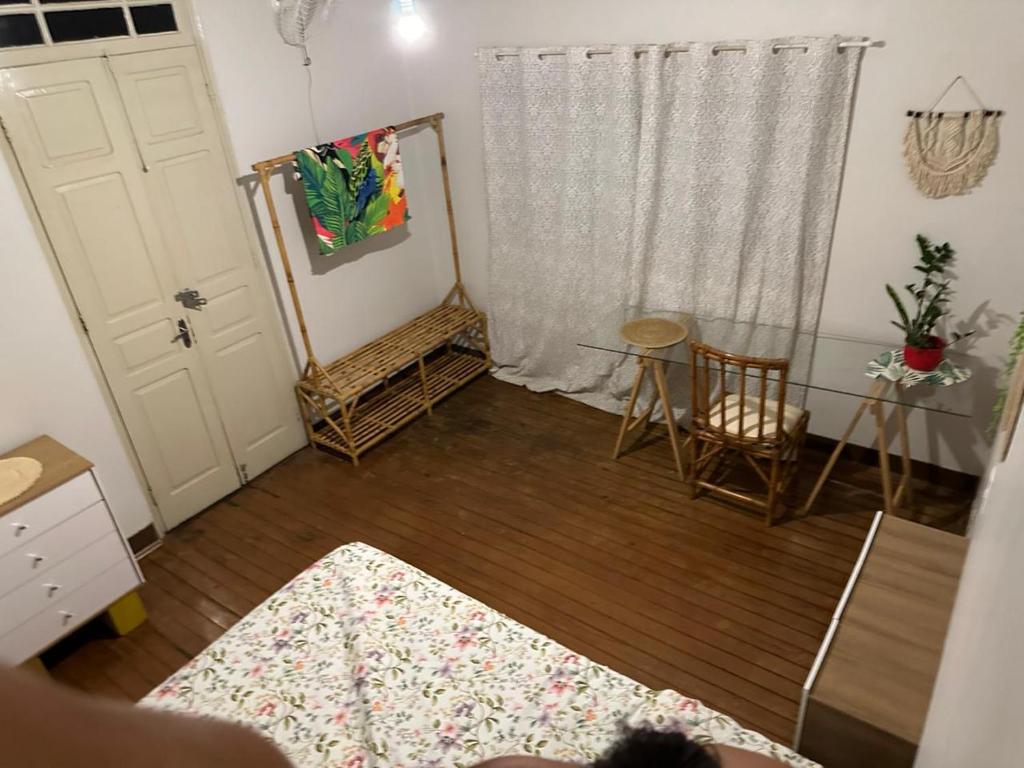 阿拉拉夸拉Hostel Namastê的客厅配有镜子和窗帘