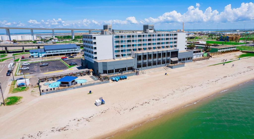 科珀斯克里斯蒂DoubleTree by Hilton Corpus Christi Beachfront的海滩上酒店空中景色