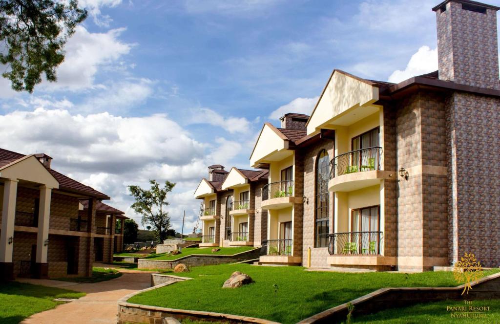 NyahururuPanari Resort, BW Signature Collection的一排公寓楼,有绿色的草坪